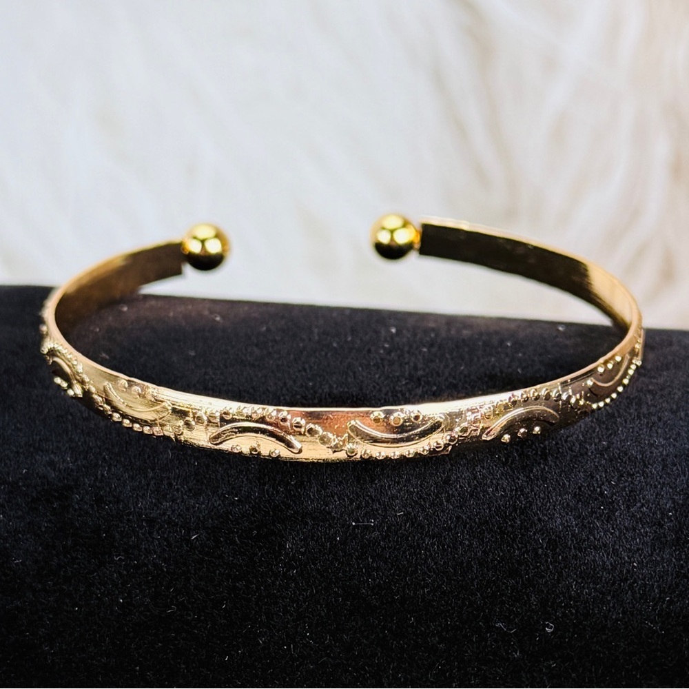 Beautiful Goldtone stackable cuff Bangle Bracelet - Picture 6 of 15